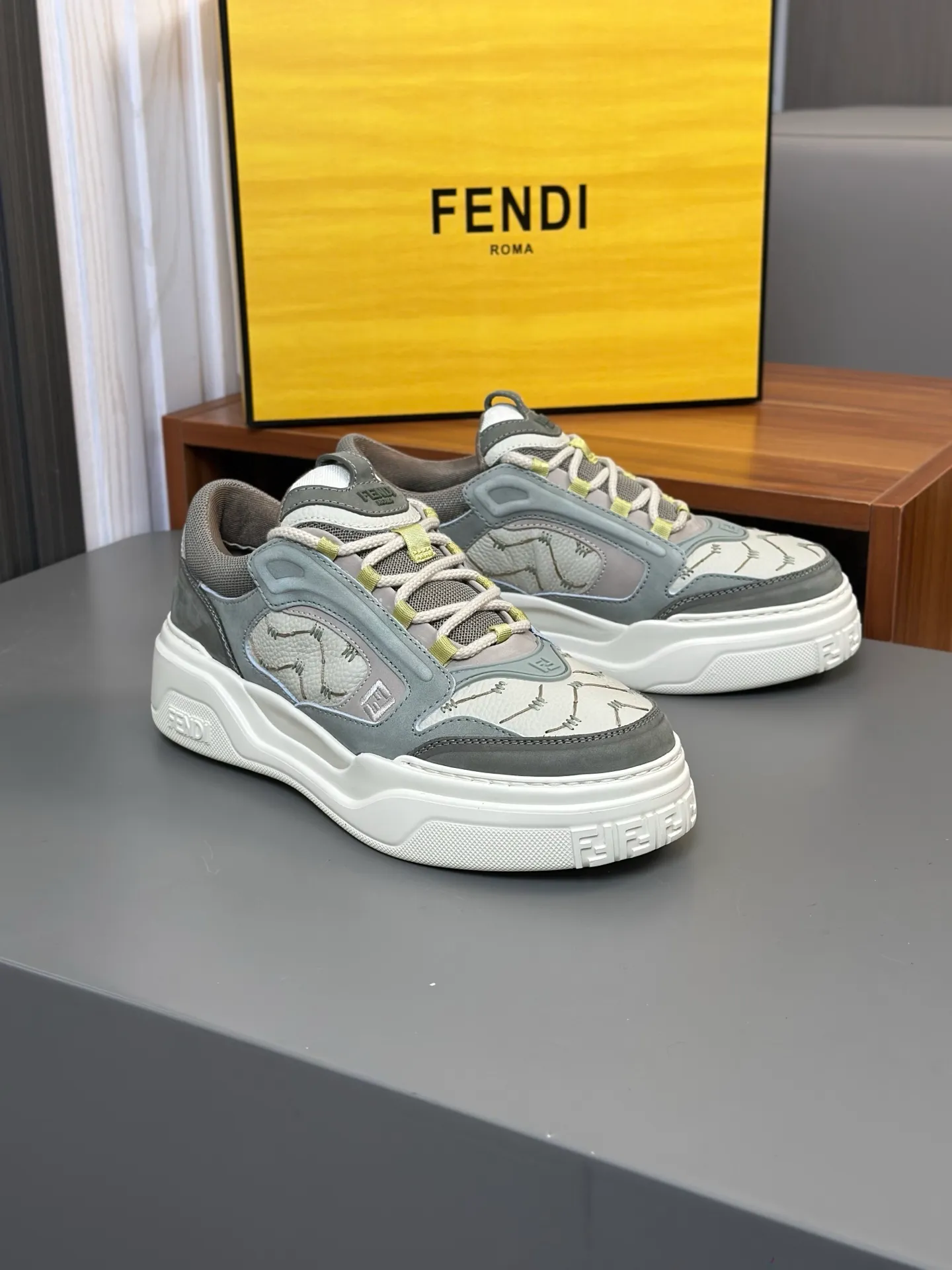 [FENDI] Fendi men's shoes 💰840💰 - High-end quality original casual sports shoes - Upper: Nappa calfskin, pebbled calfskin, tongue and heel; injection molded brand logo plastic module - Lining: brand canvas - Outsole: ultra-light T men's shoes 💰R foam rubber; molded outsole - Ultra-high quality control, fine workmanship: highlighted (high-end, luxury, grade) -Size :39-44 (38, 45, can be customized)